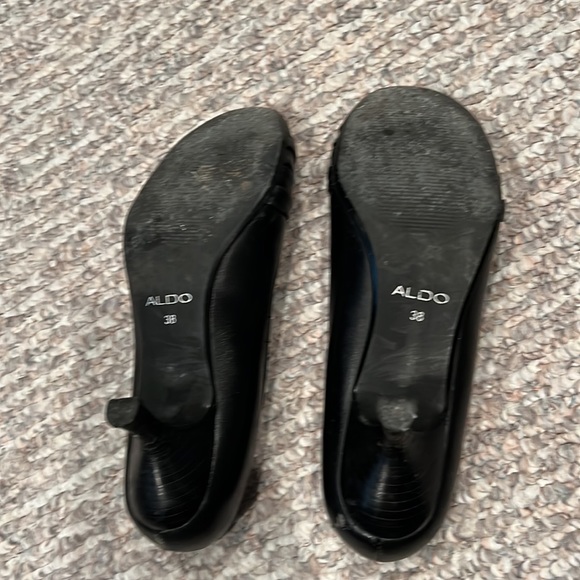 Black dress shoe with small heal. Size 38. - Picture 3 of 3